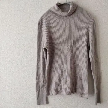 1점 한정 베이지 리브 터틀넥 스웨터 상의 니트