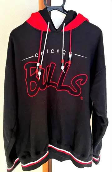 BULLS 후드 부착 후드티 블랙/레드 L 사이즈
