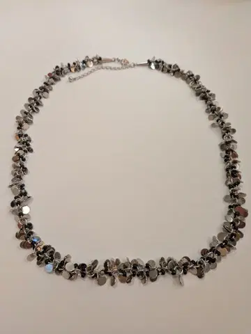 메탈릭 디스크와 블랙 비즈 목걸이