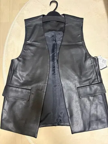 [택 포함 새상품] Aga 블랙 인조 가죽 베스트 앞 포켓 부착