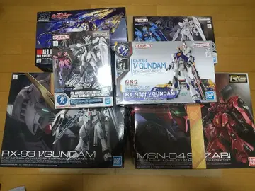 쌓인 프라 건담 프라모델 세트 일부 하자품