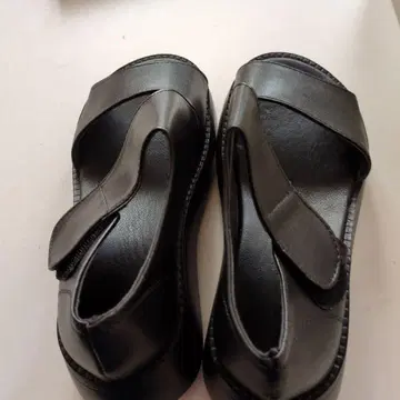 블랙 스트랩 샌들