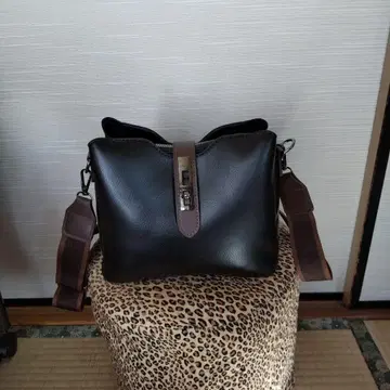 레트로풍 도치기 가죽 버킷백 2way 토트백 블랙