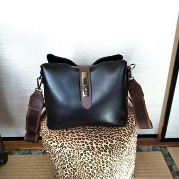 레트로풍 도치기 가죽 버킷백 2way 토트백 블랙