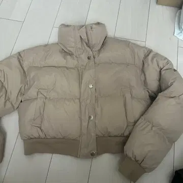 베이지 숏 기장 다운 자켓