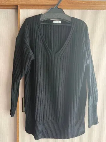 셰르 이에나 블랙 V넥 니트