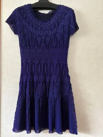 보라색 장식의 반팔 튜닉