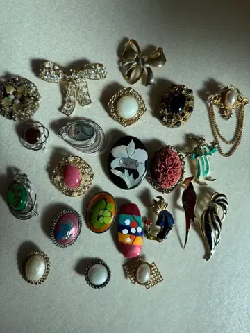 컬러풀한 브로치 세트