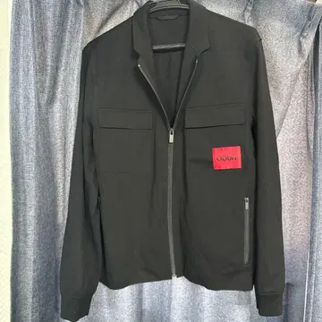 캐주얼 블랙 자켓 빨간색 패치 부착