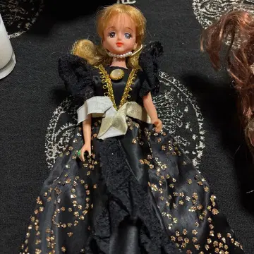 리카짱 인형 본체 블랙과 금 드레스