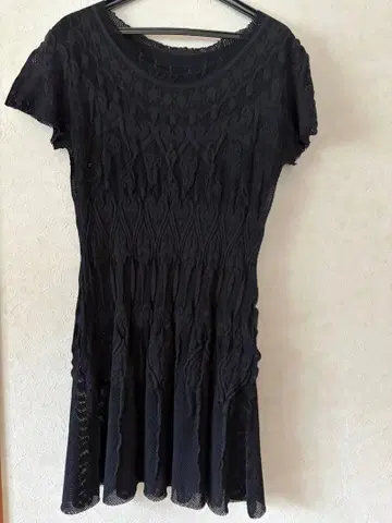 블랙 반팔 튜닉 프릴