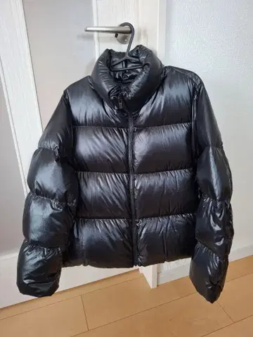 유니클로 울트라 라이트 다운 샤이니 볼륨 자켓 블랙