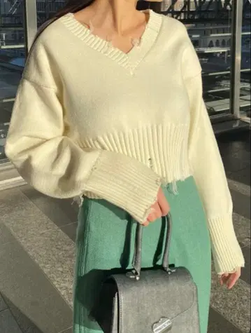 EMODA 아이보리 크롭 니트 V넥