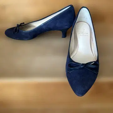 Riz Raffinee 리본 포함 네이비 스웨이드 펌프스