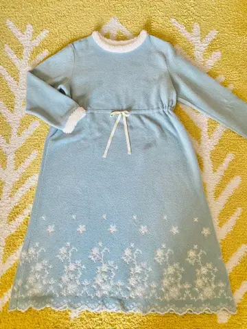 키드 블루 스카이블루 플리스 룸웨어 꽃무늬 자수 원피스 퍼