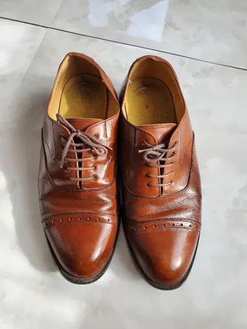 브라운 가죽 윙팁 드레스 슈즈