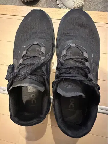 On Cloudstratus 블랙 스니커즈