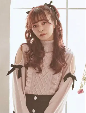 Ank Rouge 앙크루즈 어깨 트임 케이블 프릴 니트