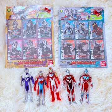 울트라맨 피규어 5체와 카드 세트