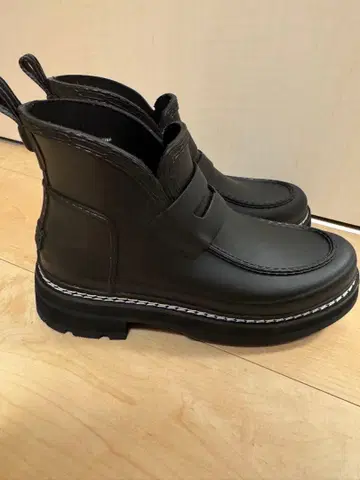 HUNTER 블랙 숏 24 리파인드 스티치 로퍼 부츠