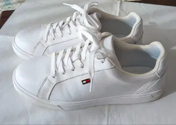 타미힐피거 화이트 스니커즈 24cm