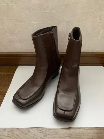 브라운 가죽 지퍼 부츠