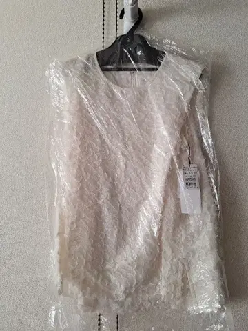 Vin 아이보리 플라워 엠보싱 슬리브리스 상의