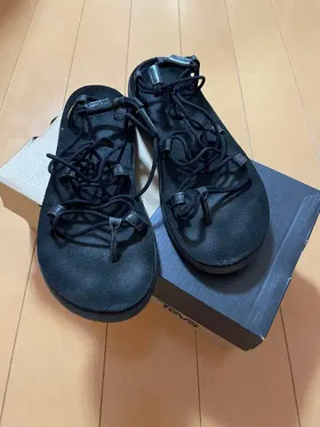 TEVA 블랙 스트랩 샌들