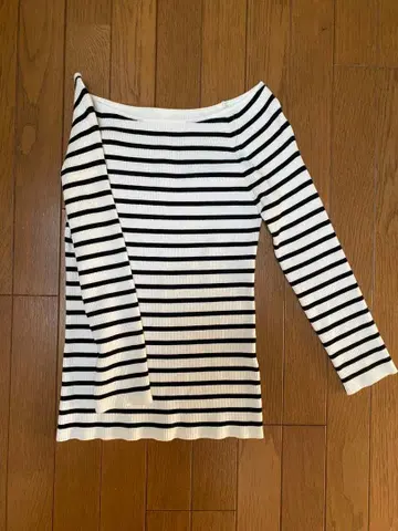 스트라이프 오프숄더 7부 소매 상의