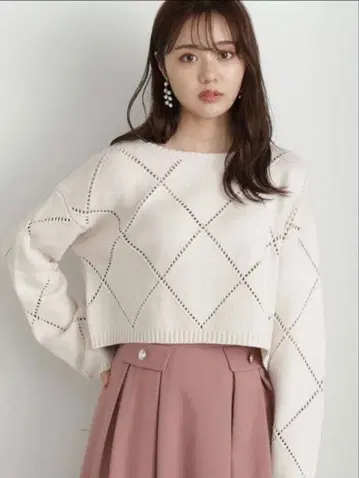 숏 기장 아이보리 다이아몬드 편직 크롭 니트