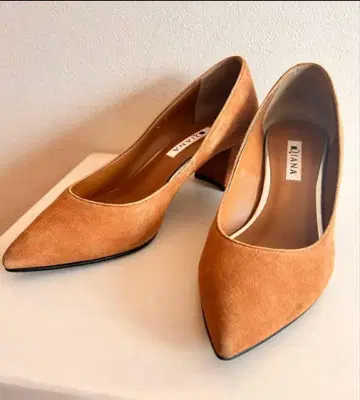 DIANA 브라운 스웨이드 펌프스 중간 힐