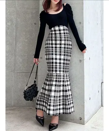 [ 새상품 택 포함 미사용 ] 리젝시 숄더 오픈 머메이드 니트 원피스