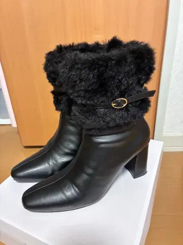 퍼 달린 블랙 부츠