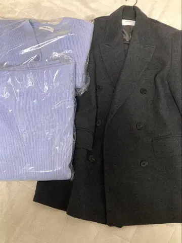 다크 그레이 더블 브레스트 자켓과 가디건 세트