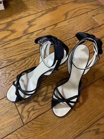 질스튜어트 리본 포함 블랙 새틴 하이힐