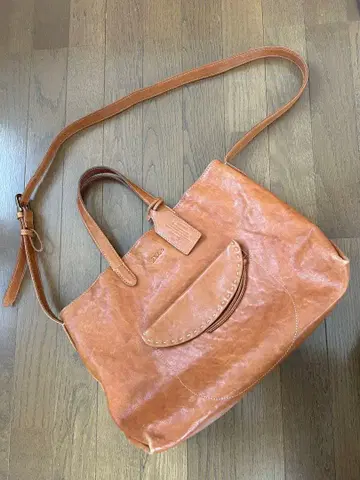 브라운 가죽 핸드백 프론트 포켓 부착