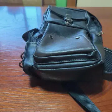 블랙 멀티 포켓 숄더백