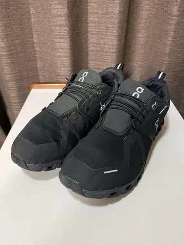 On 블랙 스니커즈