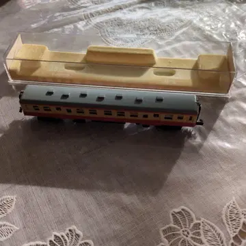 N게이지 철도 모형 빨간색과 그레이 키하 20