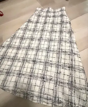 체크 무늬 플레어 스커트 펄 장식