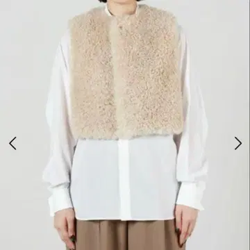 HYKE FAUX SHEARLING CROPPED VEST 베이지