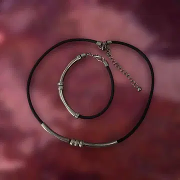 실버와 러버의 목걸이와 팔찌 세트