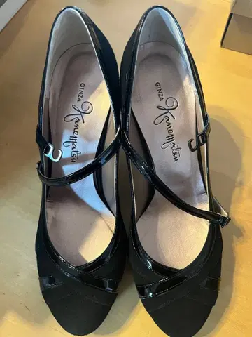 블랙 스트랩 하이힐