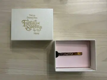 디즈니 판타지 스프링스 호텔 넥타이핀