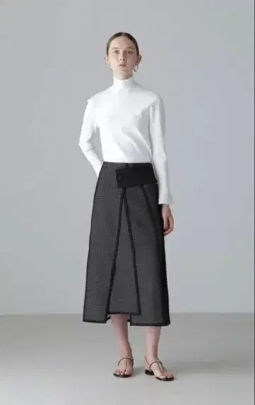 ADORE 러셀 본딩 스커트