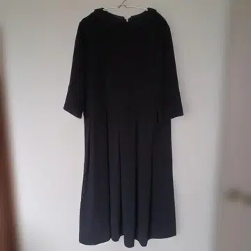 블랙 카라 부착 7부 소매 원피스