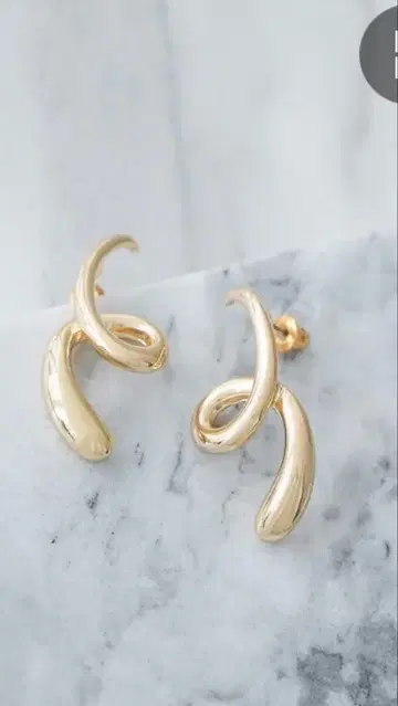 Lumier 스와르 디자인 골드 귀걸이