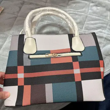 체크 무늬 핸드백