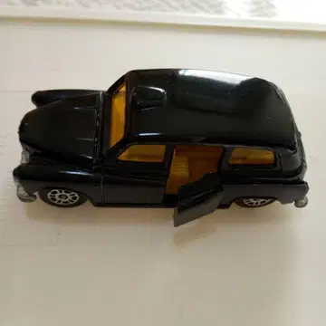 블랙 미니카, 개폐 가능한 도어가 있는 COrgi사 영국제