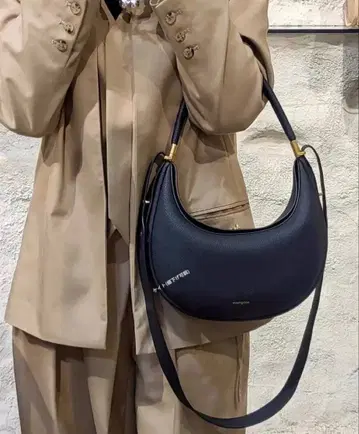 Songmont 블랙 하프문 숄더백